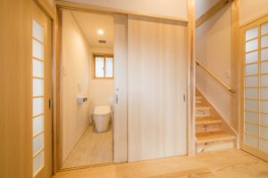 「トイレも引き戸にしましょう」広島　注文住宅　木の家