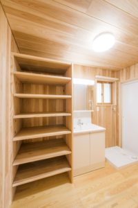 「洗面脱衣室に下着入れを作りましょう」広島　注文住宅　木の家